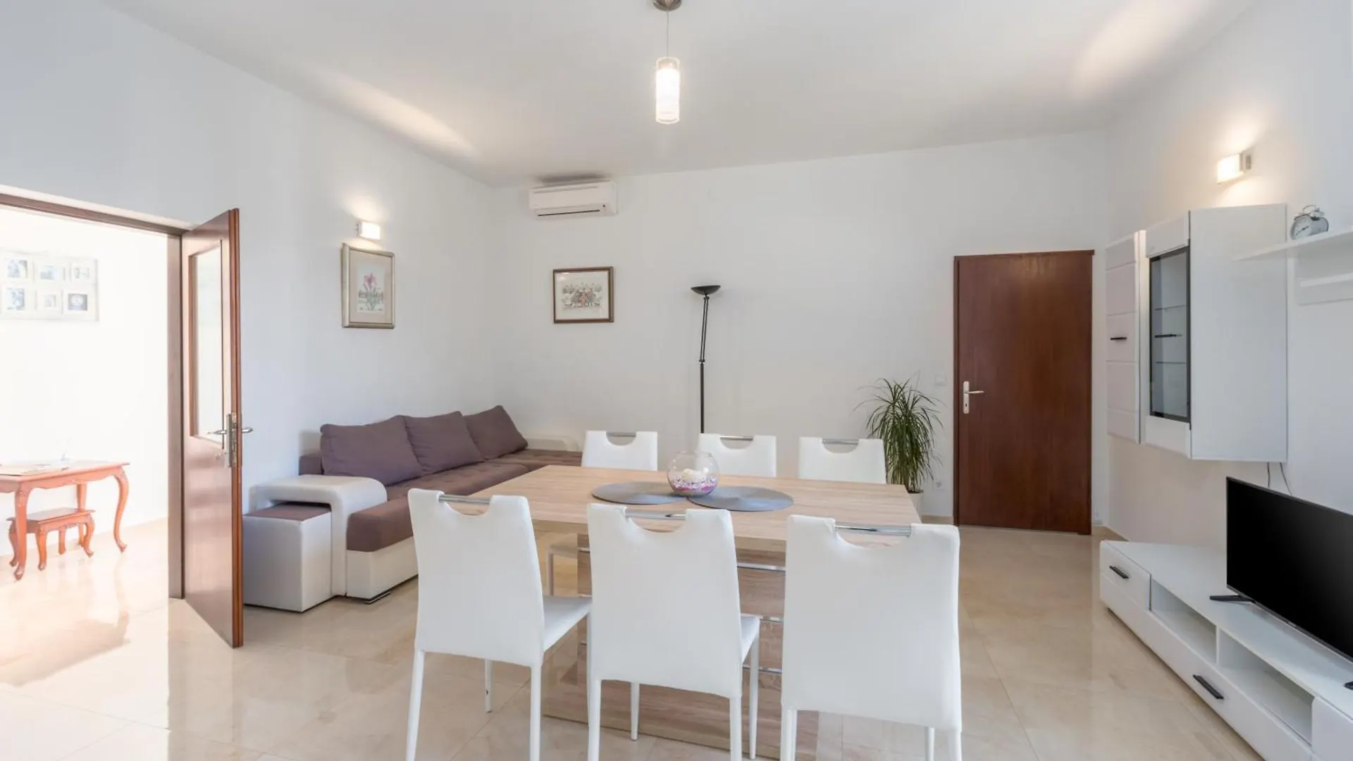 Villa Mario Cabrunici 0*,  Croatia